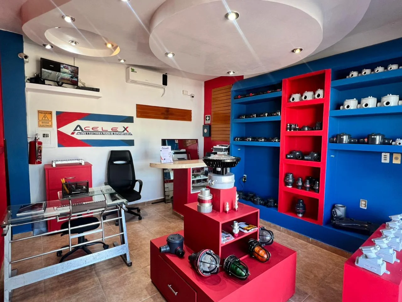 Interior de tienda ACELEX - Exhibición de cajas y material eléctrico industrial